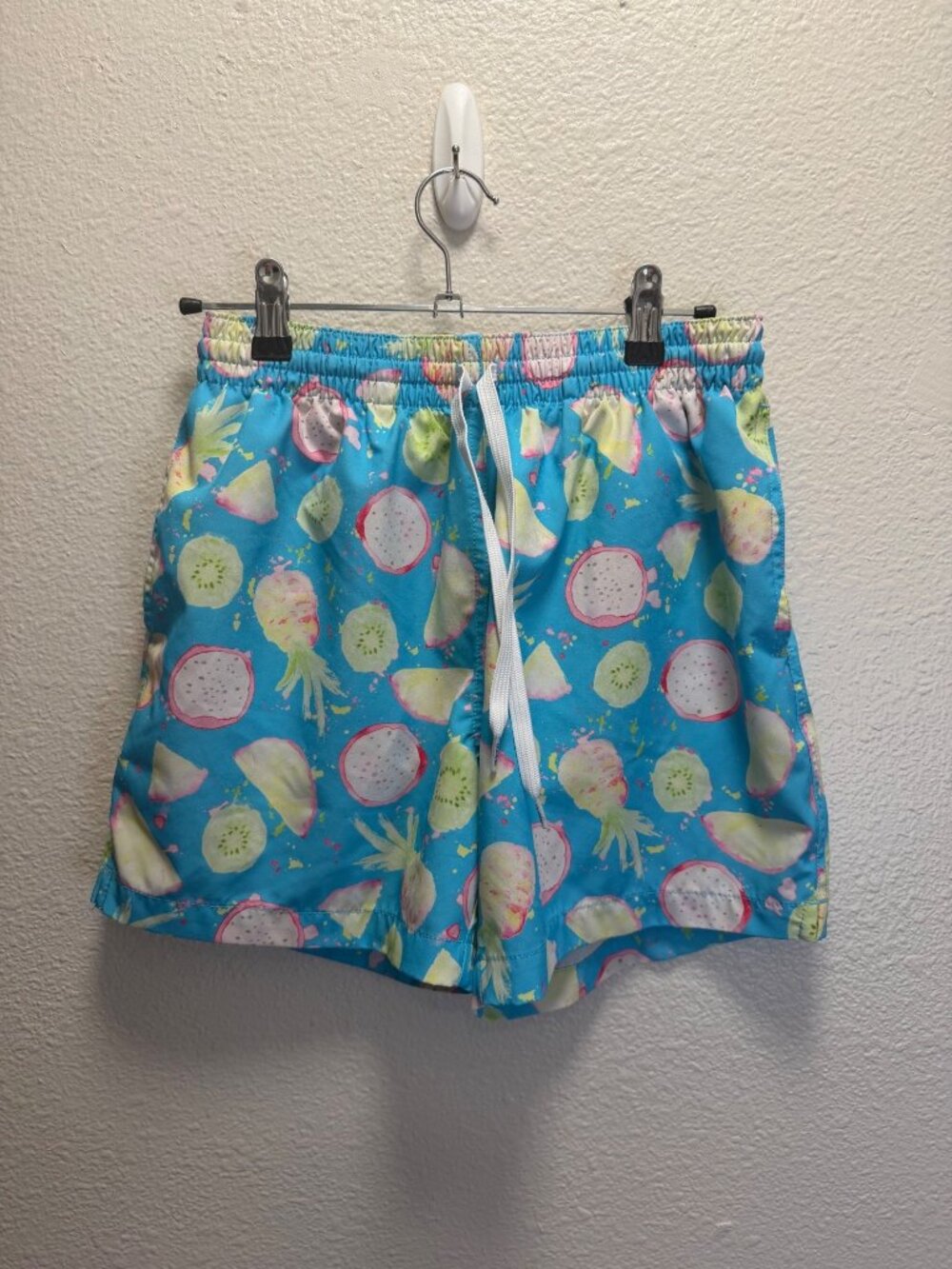Chubbies Mens Small 5.5" Inseam Swim Trunks Tropical Kiwi & Dragon Fruit Print B
